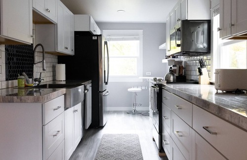 Lansing House | Remodeled Home next to GOLF Course close to MSU/Spartan Std & Sparrow