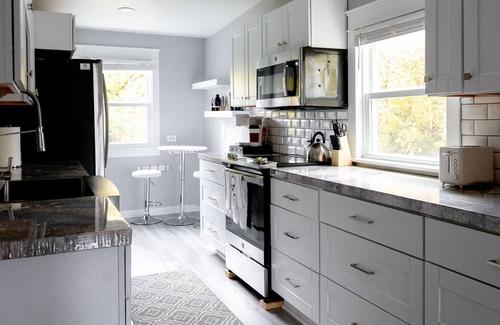 Lansing House | Remodeled Home next to GOLF Course close to MSU/Spartan Std & Sparrow