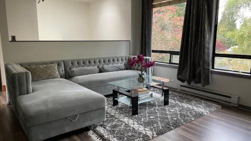 North City House | Remodeled, Spacious, Modern Retreat 5 BR, 3BA, 2KIT