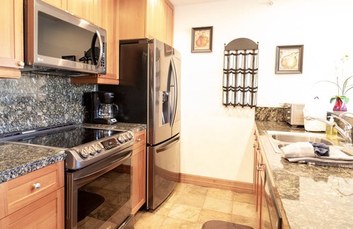 The Highlands Condo | Remodeled Two Level Condo. Fireplace. Free Shuttle