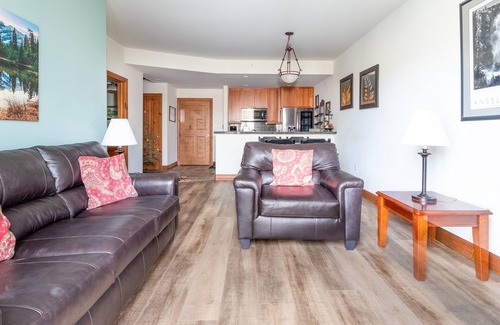 The Highlands Condo | Remodeled Two Level Condo. Fireplace. Free Shuttle