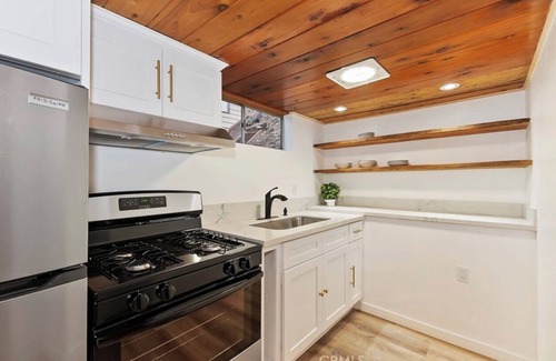 Blue Jay Cabin | RemodelednLux Black Cabin in Lake Arrowhead W/Full Studio. 3 min to the Lake.