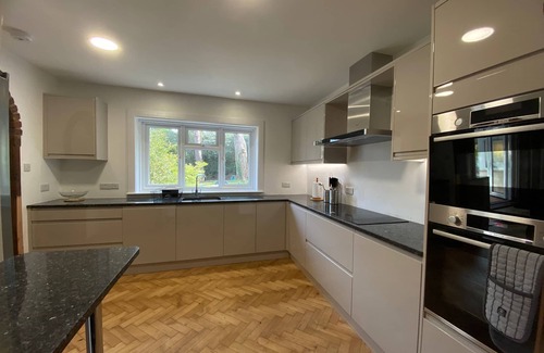 St Leonards House | Remodelled historical cottage, super location, w/hottub