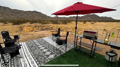 Maricopa House | Remote Modern Tiny House with Deck, BBQ and Mountain Views in Arizona