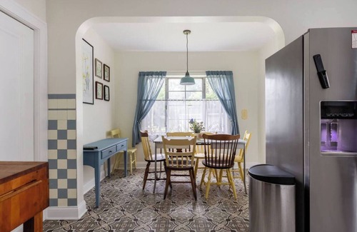 Cleveland House | Remote Work Ready | 500 Mbps WiFi | King Bed | Soaking Tub | 2 mi to Lake Erie | Hulu | Family Friendly | 15 mi to Downtown