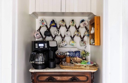 Cleveland House | Remote Work Ready | 500 Mbps WiFi | King Bed | Soaking Tub | 2 mi to Lake Erie | Hulu | Family Friendly | 15 mi to Downtown