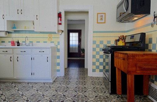 Cleveland House | Remote Work Ready | 500 Mbps WiFi | King Bed | Soaking Tub | 2 mi to Lake Erie | Hulu | Family Friendly | 15 mi to Downtown