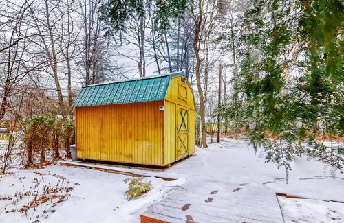 Cranmore Birches Cabin | Renovated 1940s ski cabin w/ pellet stove, patio & AC - walk to Cranmore & town!