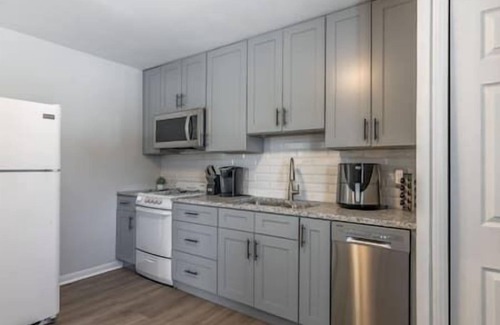 Waldron Apartment | Renovated 2 BDR Garage KC Charm