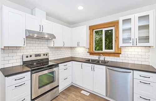 Mayne Island Cottage | Renovated 2 bedroom Gulf Island Getaway on Mayne Island for monthly stays