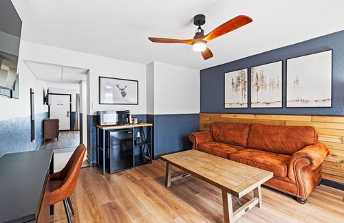 Townsend Hotel | Renovated 2 Queen Suite Pet Friendly