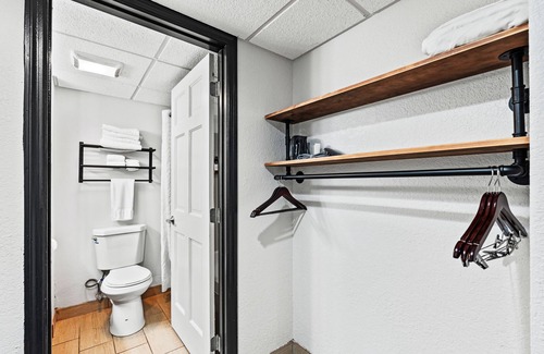 Townsend Hotel | Renovated 2 Queen Suite Pet Friendly