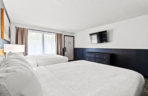 Townsend Hotel | Renovated 2 Queen Suite