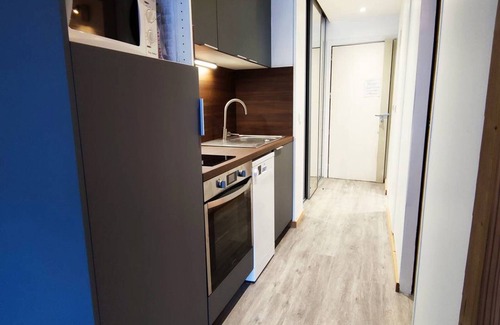 Isola Apartment | Renovated 2-Room Ski-in/Ski-out, South-Facing Balcony, Close to Shops and Activities