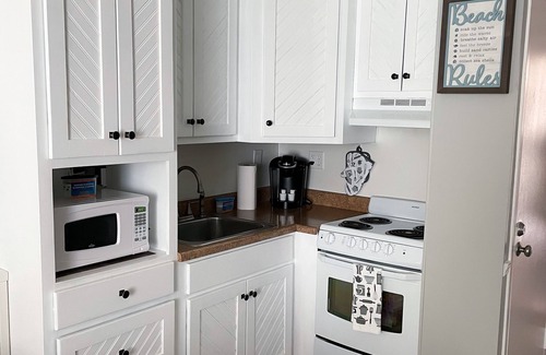 Panama City Beach Apartment | Renovated 2022 Oceanfront Studio TOG BEACHCHAIRS UMBRELLA thru October