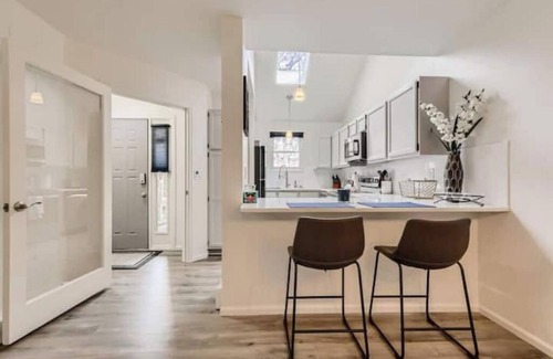 Glenwood Grove - North Iris House | Renovated 3 BDR Townhome in King's Ridge