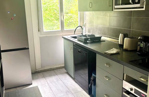 Troyes Apartment | Renovated 3-bedroom apartment near UTT