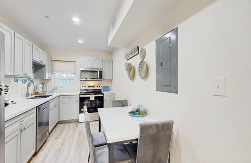 Del Mar Apartment | Renovated apartment with full kitchen, WIFI and close to beach