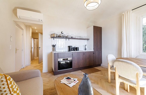 Lazaret Apartment | Renovated Apartment – Air-Conditioned – 2 En-Suite Bedrooms