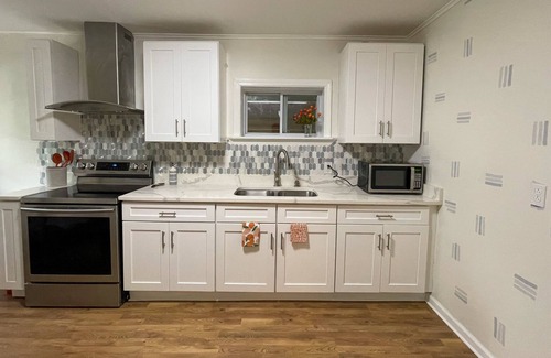 Middletown Apartment | Renovated Apt - 4min walk from Wesleyan & Main St