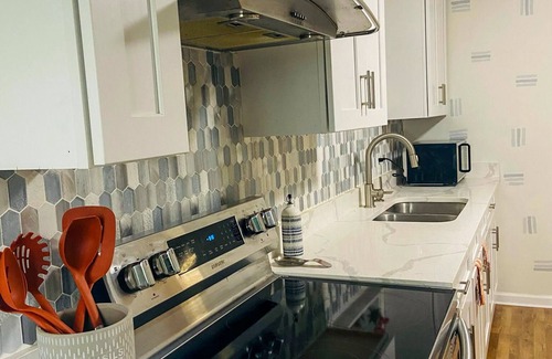 Middletown Apartment | Renovated Apt - 4min walk from Wesleyan & Main St