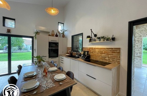 Les Pineaux Cottage | Renovated barn with spa and pool near Poitevin Marsh