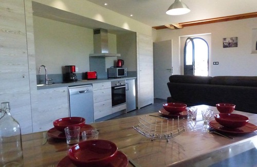 Chapeau Cottage | Renovated cottage in Chapeau with wifi, terrace and parking