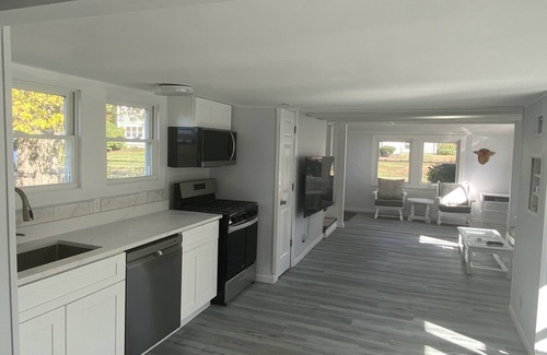 Milford House | Renovated cozy 4b/2b house with 2 king size beds-steps away from beach.