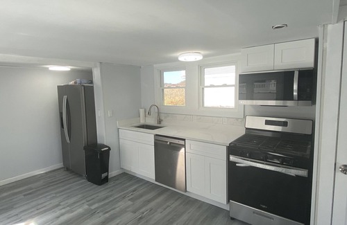 Milford House | Renovated cozy 4b/2b house with 2 king size beds-steps away from beach.