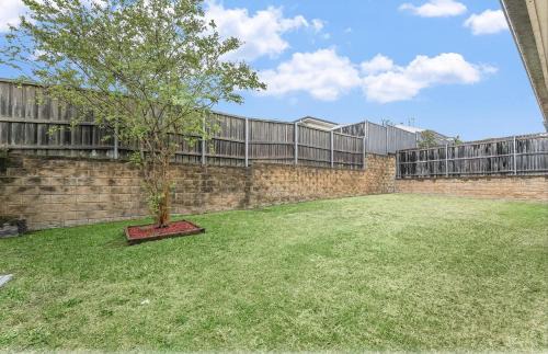 Glenmore Park House | Renovated Cozy Family house - Wi-Fi, Parking