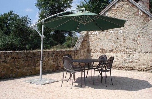 Deux-Chaises Cottage | Renovated farmhouse with garden and private pond in the countryside