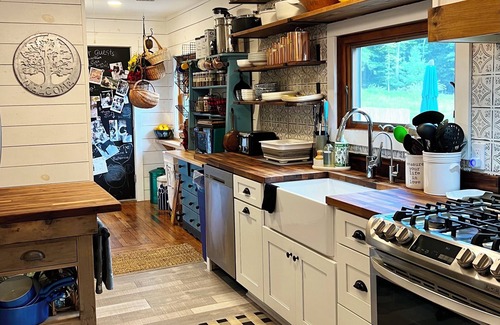 Lake Hill Other | Renovated farmhouse with fully fenced yard, pets friendly/hot tub/mountain view.