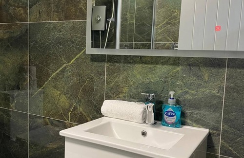 Harehills Apartment | Renovated Modern Apartment Sleeps 3 in Leeds