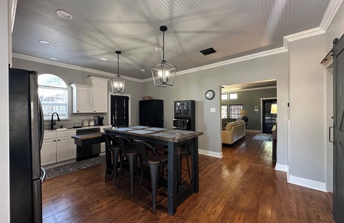 Lafayette House | Renovated & Newly Refined~ w/Front porch & w/Back deck charm~ Scott/Lafayette