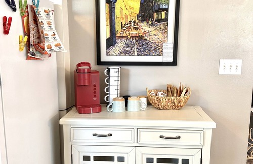 Milwaukee Apartment | Renovated, Spacious & Cozy 2BR Upper Unit in the Heart of Milwaukee