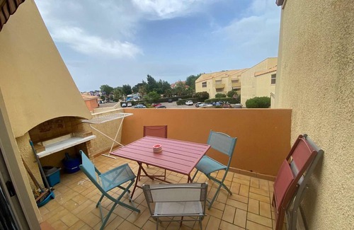 Marseillan Plage Apartment | Renovated Studio Cabin Mezzanine with Terrace, Parking & Pets Allowed – Sleeps 4