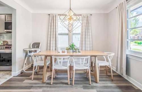 St. Louis House | Renovated Stylish Home Central New Furnishings