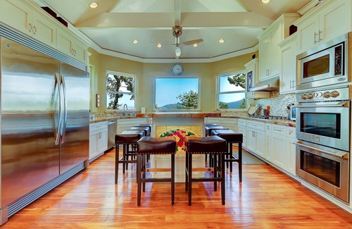 Los Gatos Villa | Rent the Bedroom Suite #4 for one person sharing the Villa with three housemates