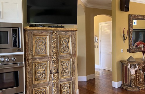 Los Gatos Villa | Rent the Bedroom Suite #4 for one person sharing the Villa with three housemates