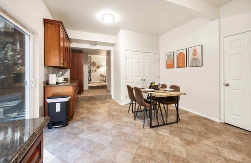 Renton House | Renton Luxury & Spacious Daylight Basement|The Landing