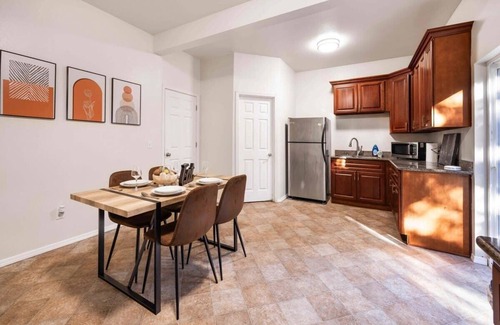 Renton House | Renton Luxury & Spacious Daylight Basement|The Landing