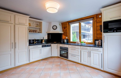 Chamonix City Centre Ski Chalet | Residence Edelweiss - 3 apts sleeping 18, 8 bedrooms, parking, centre chamonix