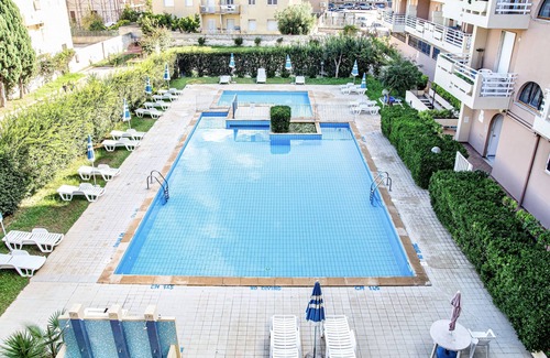 Lido House | Residence with pool on the promenade