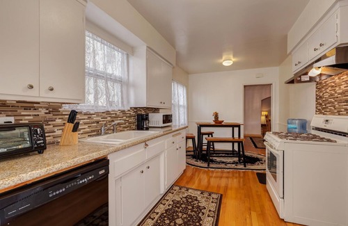 Mid-Wilshire House | Residential Duplex Home, Central LA, 3 Bed, 2 Bath+Parking!