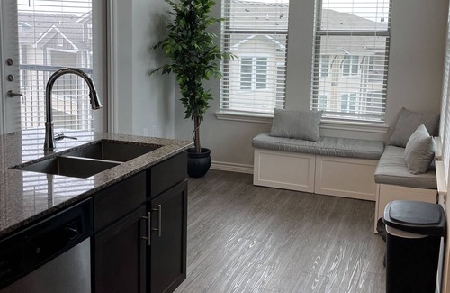 Timberwood Park Apartment | Resort style apt near sea world/six flags