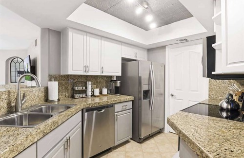 Camelback East Condo | Resort-Style Biltmore Retreat Heated Pool and Spa