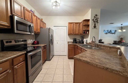 Sarasota Condo | Resort style living, 2 bedrooms condo by the pool