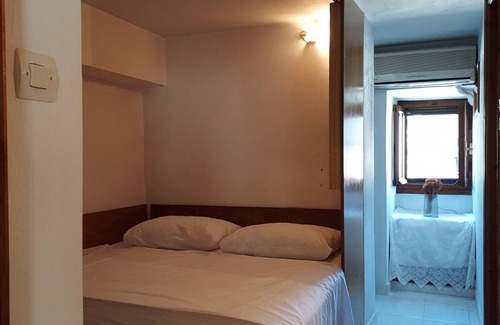 Skiros House | Rest as a local