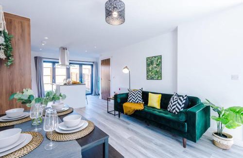 Failsworth House | Rest&Recharge at Waterway House (4 Bedrooms, 7 Beds, 2 Bathrooms, Free parking)