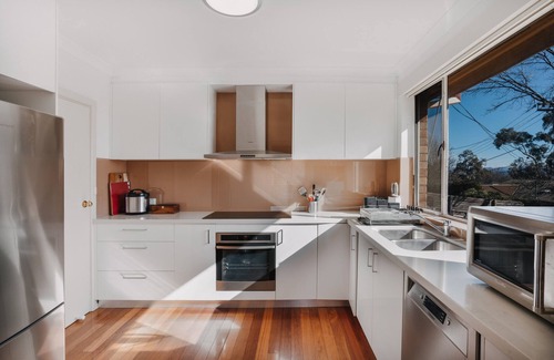 Deakin House | Restful Canberra Retreat in Spacious Terrace Home